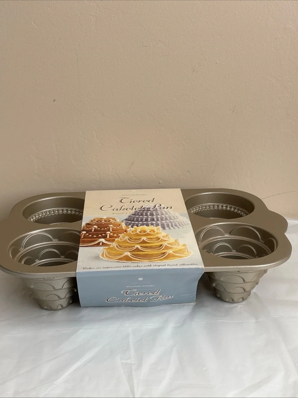 Williams Sonoma - Nordic Ware Tiered Cakelet Pan Gold 6 little cakes Vtg new USA